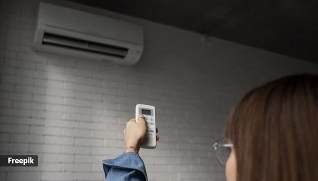 Air conditioner remote showing temperature set between 20 and 28 degrees Celsius for energy saving and health benefits